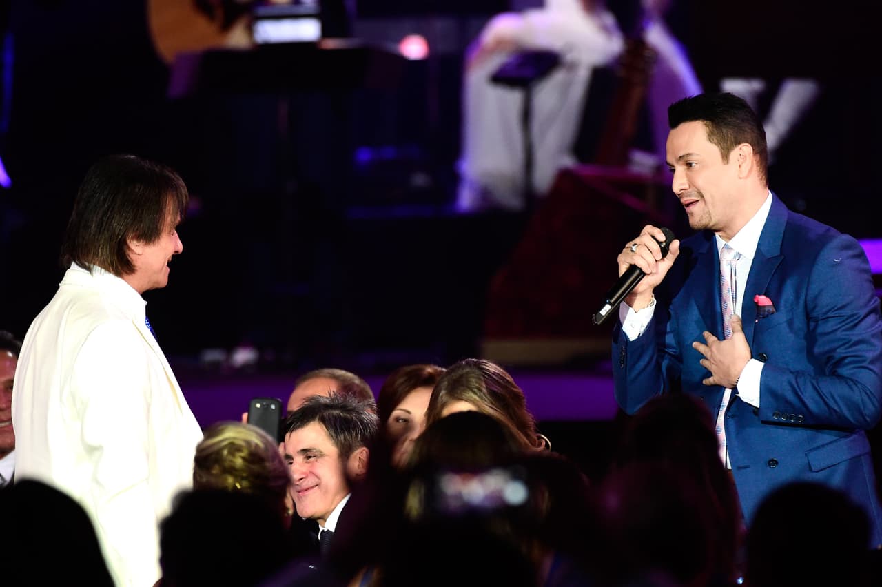 Una alfombra donde predominó la pureza del blanco, así estuvo la ceremonia de Persona del Año donde el homenajeado fue Roberto Carlos.