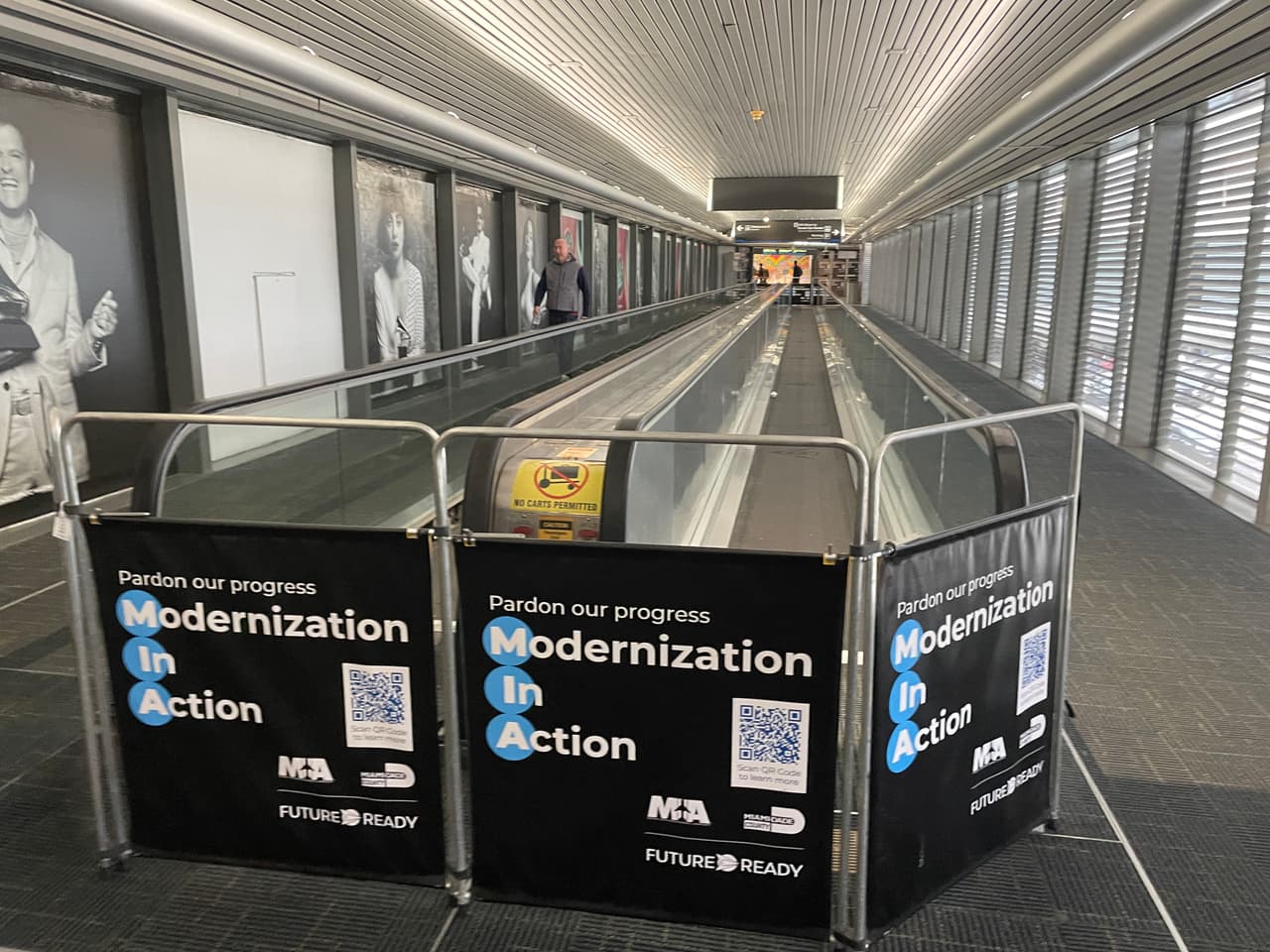 Varios pasillos muestran los avisos del plan de modernización.