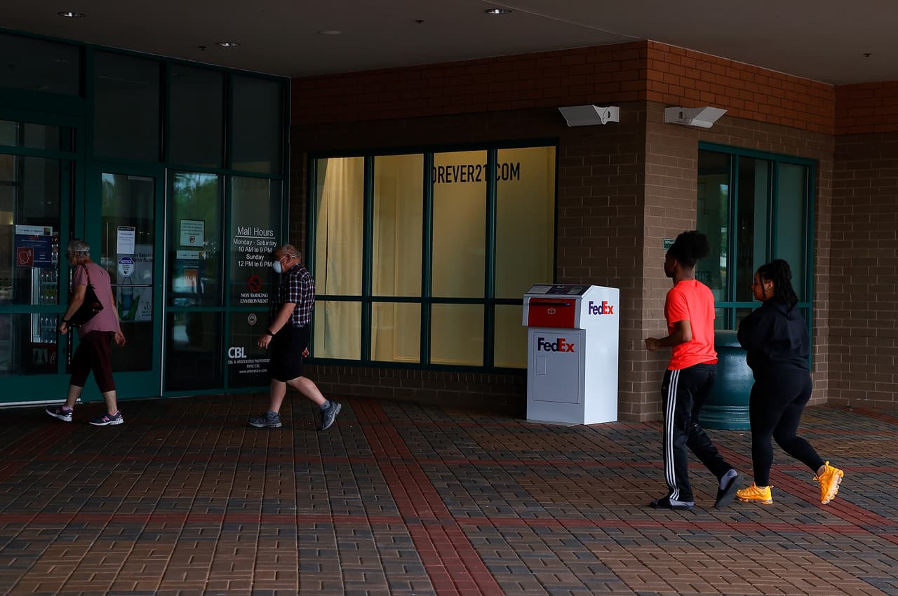 Se requiere que el personal de administración del centro comercial use cubrebocas en áreas comunes, espacios públicos o cuando otras personas estén presentes.