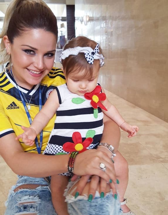 O a lo mejor sigue los pasos de mamá y sale animadora de televisión...