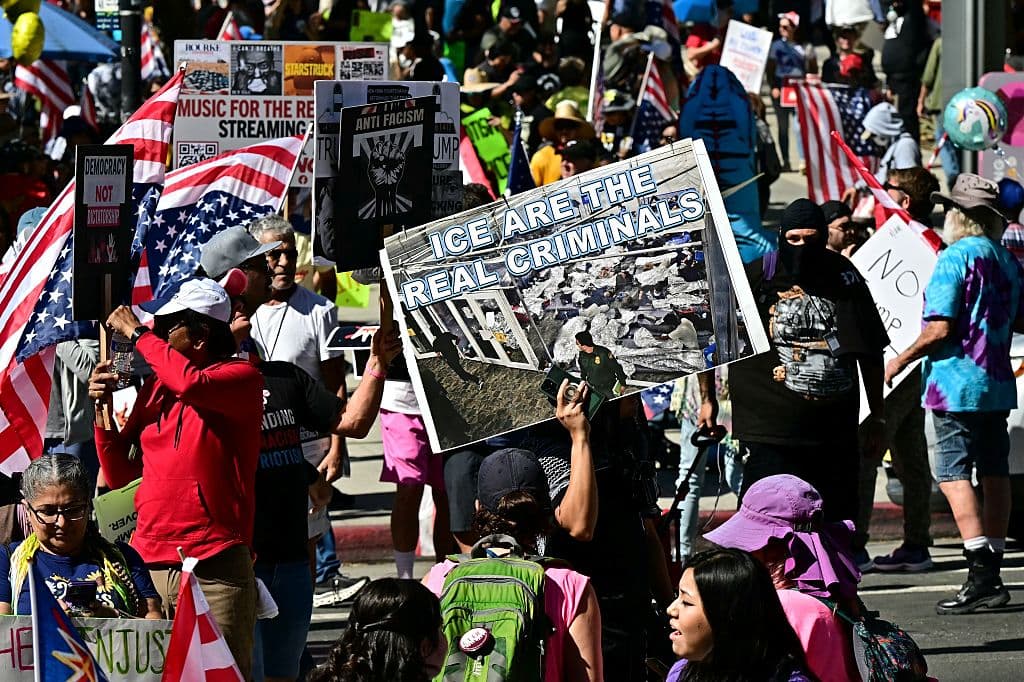 En el centro de Los Ángeles, cientos de manifestantes se congregaron en Grand Park al mediodía. Los asistentes portaban carteles con mensajes contra Trump y las políticas de su administración, y se observó un inflable de seis metros representando al presidente.