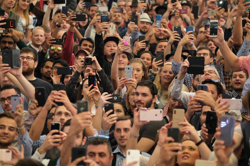 El 
<a href="https://annenberg.usc.edu/news/research-and-impact/new-study-reveals-more-teens-mexico-feel-addicted-their-mobile-devices" target="_blank">reporte de USC y Common Sense Media</a> revela que cada vez hay más padres en México preocupados por el tiempo que sus hijos pasan frente a sus teléfonos. Al mismo tiempo, la mitad de los adolescentes en ese país dicen sentirse "adictos" a sus celulares.