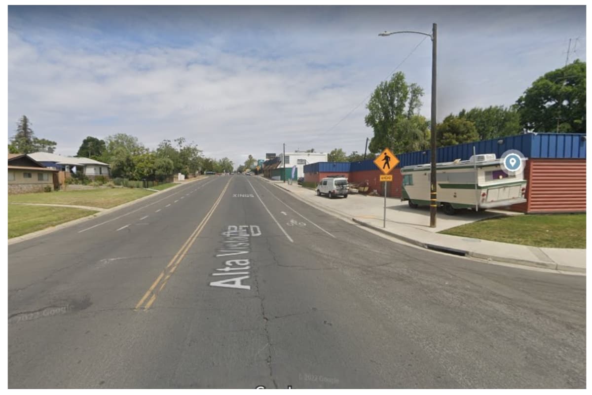 El muchacho intentó huir corriendo después del accidente fue detenido por la policía y acusado de varios cargos.