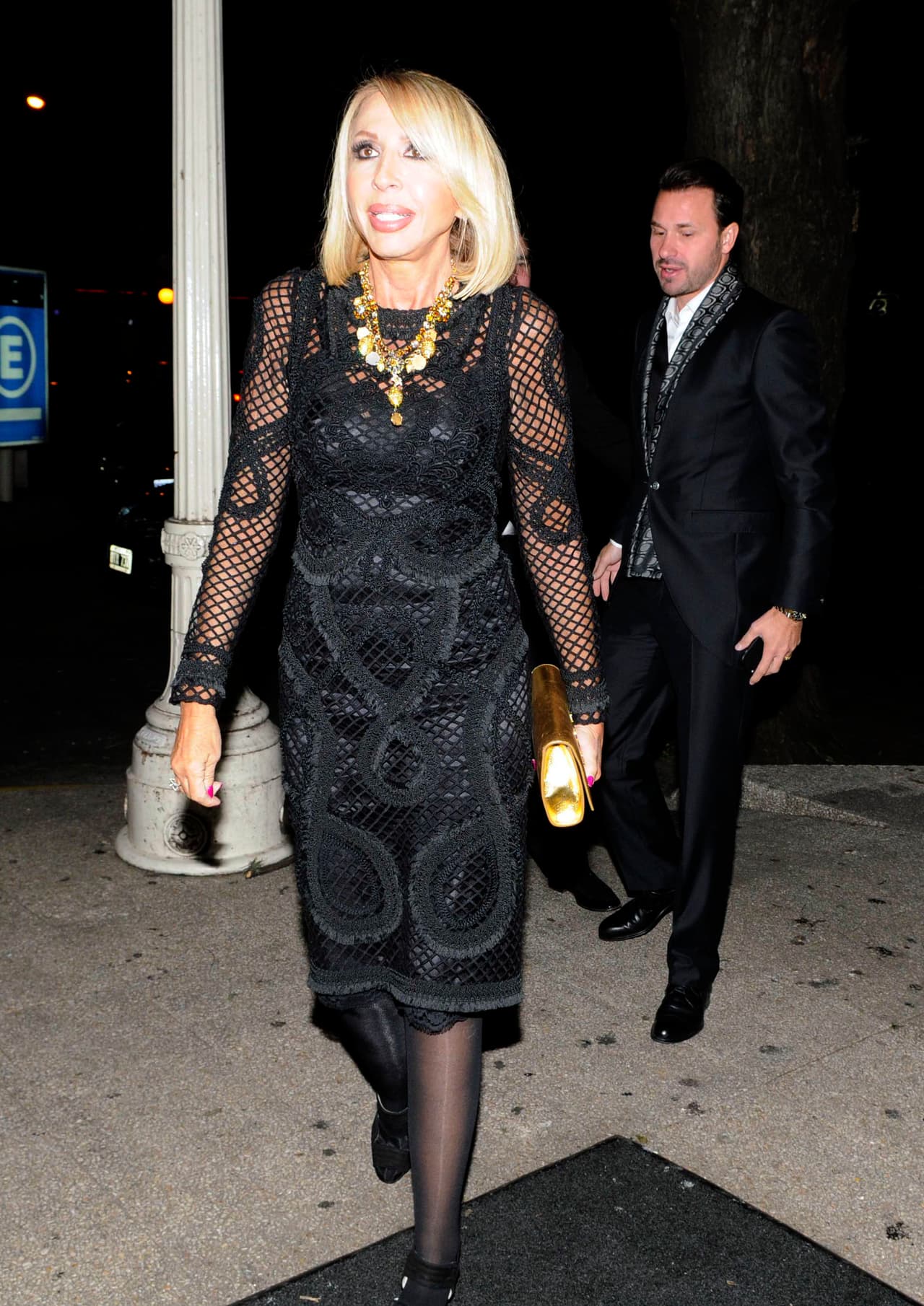 En septiembre de 2013 la conductora peruana se peleó con los usuarios de Twitter que la criticaron por haberse transportado a Guerrero, México, cuando el estado era azotado por la tormenta tropical Manuel, disfrazada de rescatista para su programa de televisión en un helicóptero del Estado de México que estaba destinado a llevar víveres a los afectados.