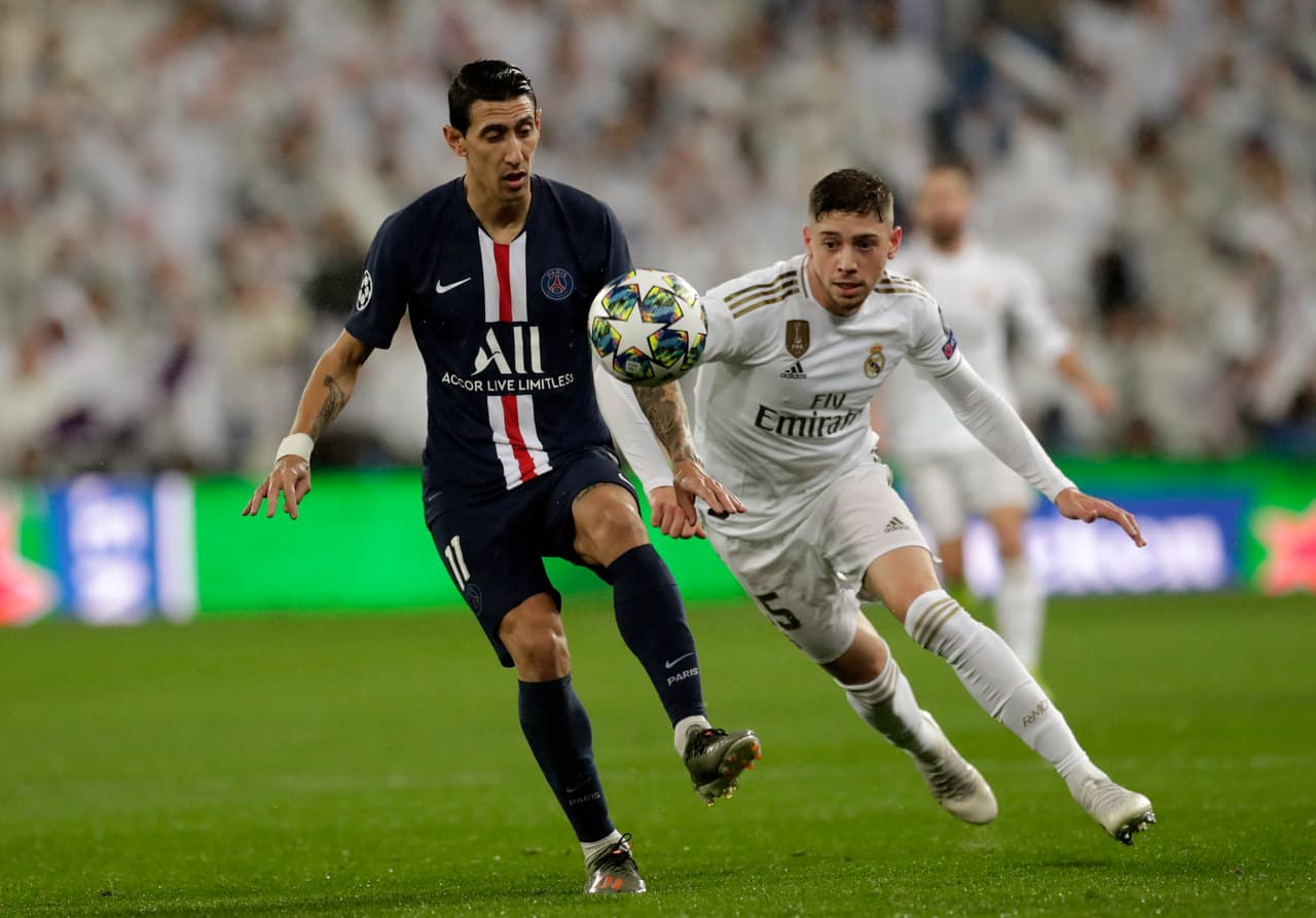 Angel Di Maria del PSG trata de ganar el esférico ante Federico Valverde del Real Madrid.