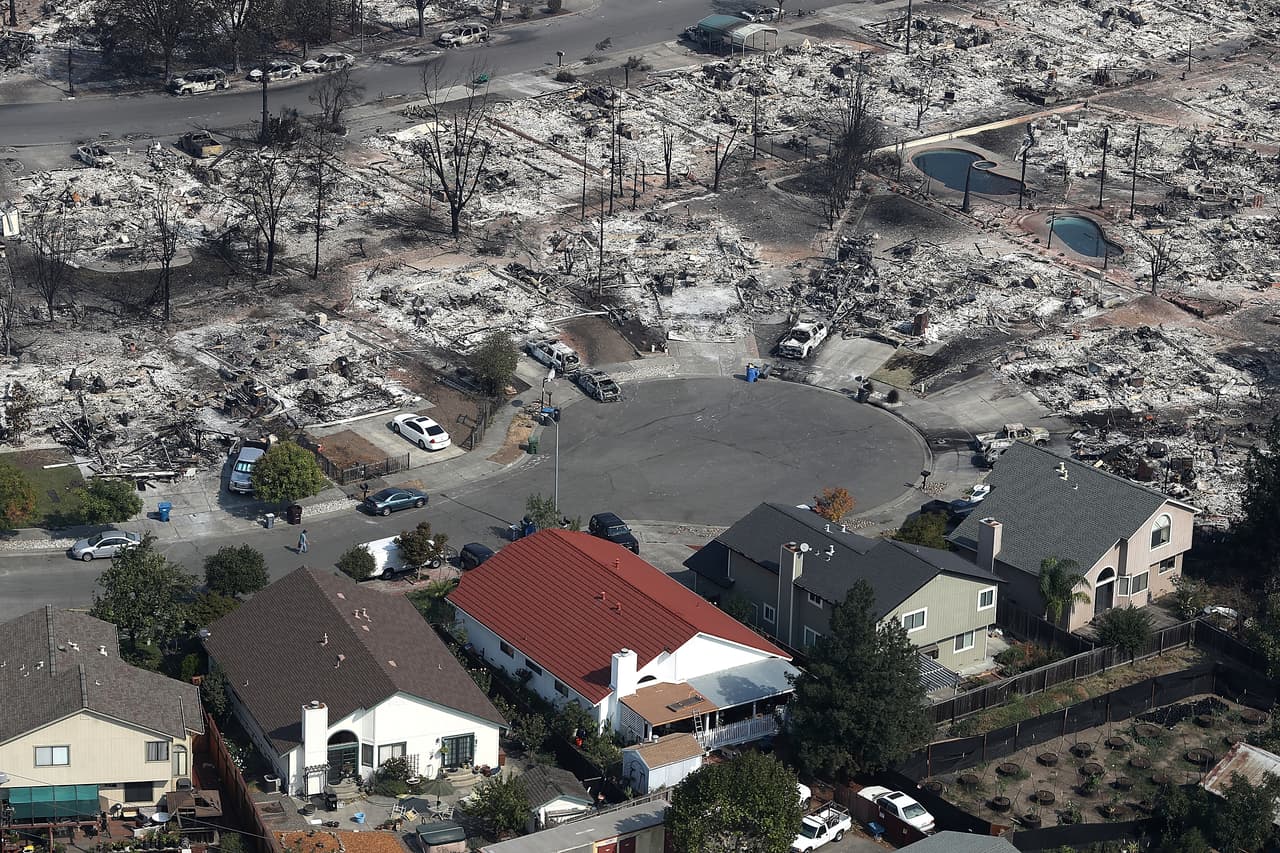 Una vista aérea de las casas que quedaron reducidas a cenizas por el fuego Tubbs el 11 de octubre de 2017 en Santa Rosa, California.