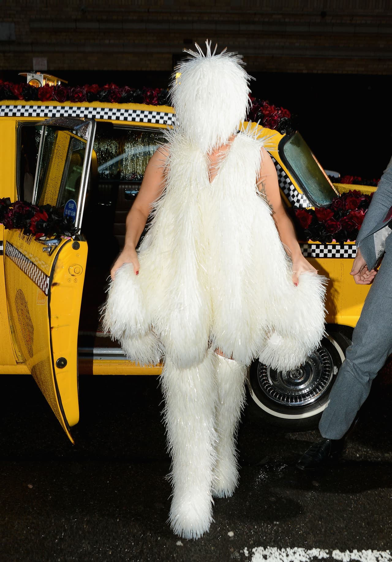 ¿Pero que es eso? ah... es Lady Gaga con un 'outfit' realmente espeluznante.