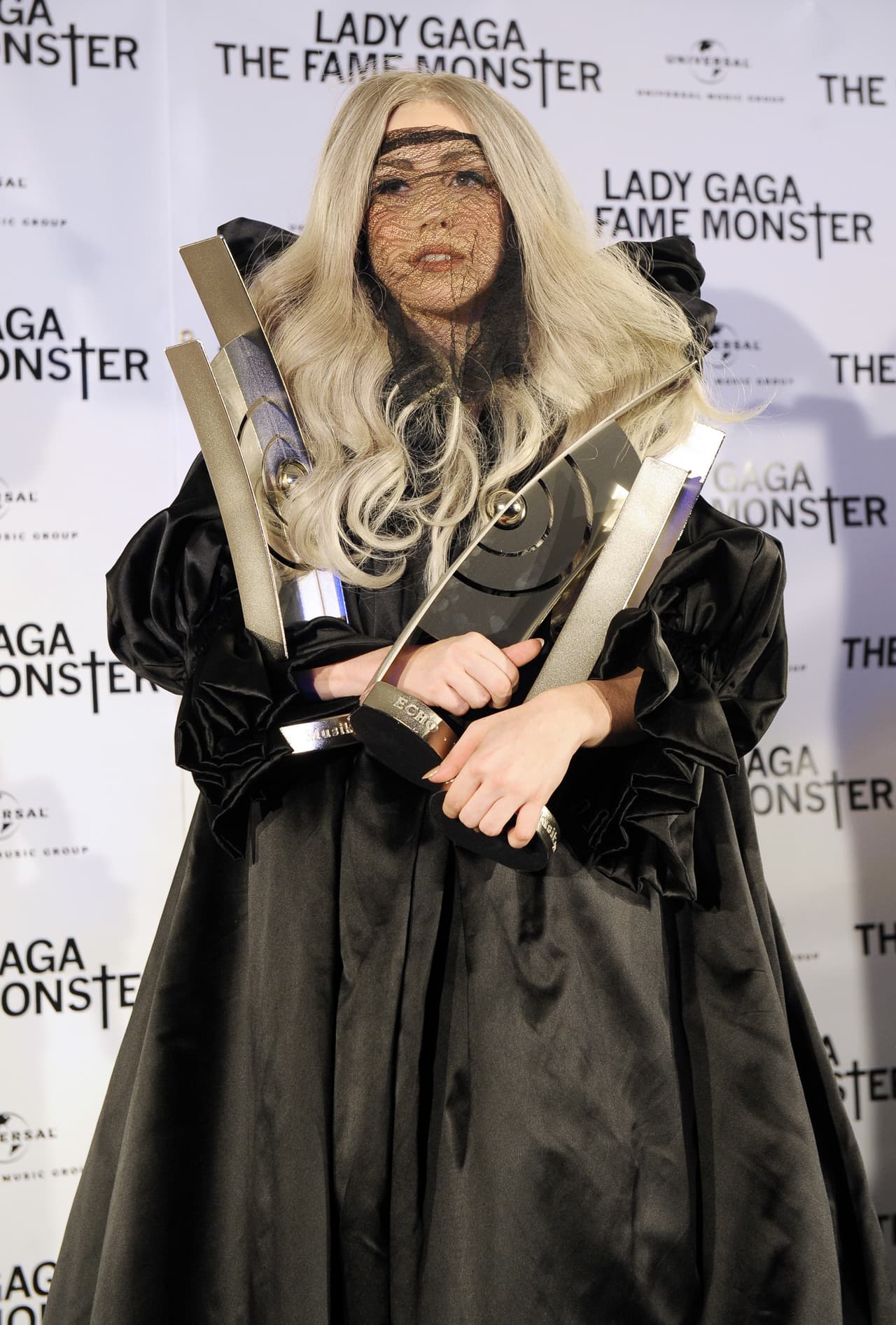 Esa túnica y el velo en la cara la hacen parecerse un poco a la dama de negro, y la verdad es que por su cara, parece actriz en una peli de terror.