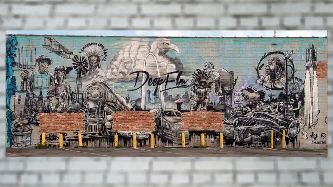 Representando al lugar, encontramos este mural urbano de Michael McPheeters, 
<b>un viaje por el tiempo lleno de detalles</b>, llamado Deep Elm. 
<br>📍 Lo puedes encontrar en el 
<b>2631 de Main Street</b>.