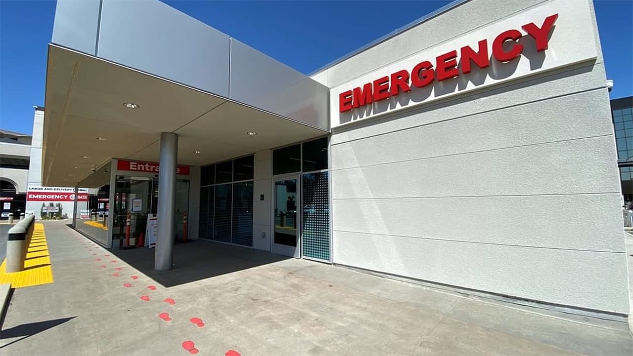 Centro médico en Visalia entra en Código Triaje por saturación de pacientes de covid-19