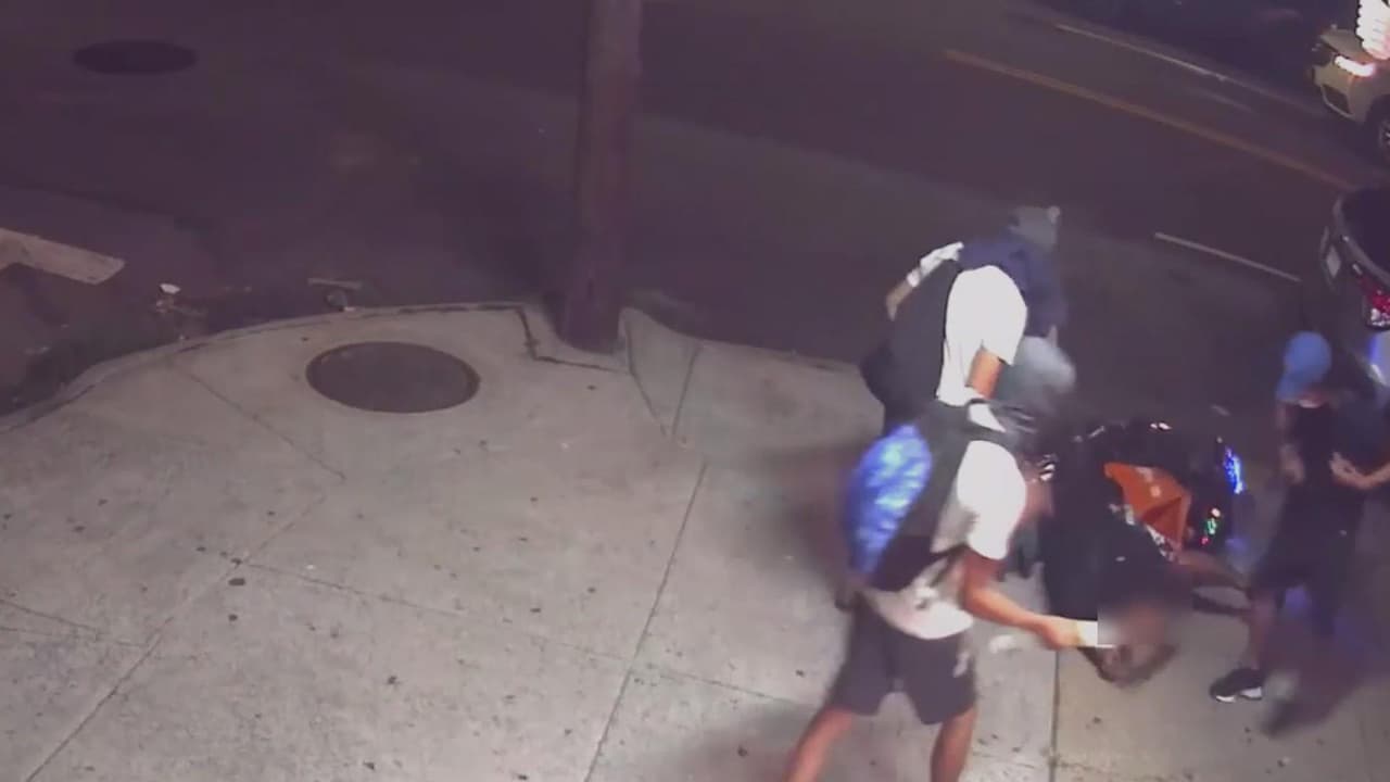 Jóvenes agreden a repartidor para robarle scooter en Queens