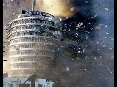 Dirigida por Roland Emmerich, '2012' fue apaleada por los críticos pero igual ganó más de 200 millones de dólares en taquilla.