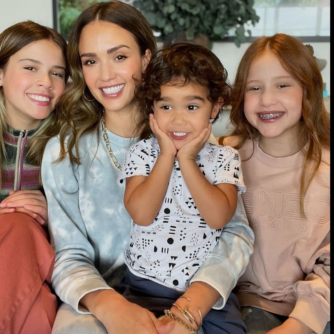 Jessica Alba compartió una foto con sus tres hijos.