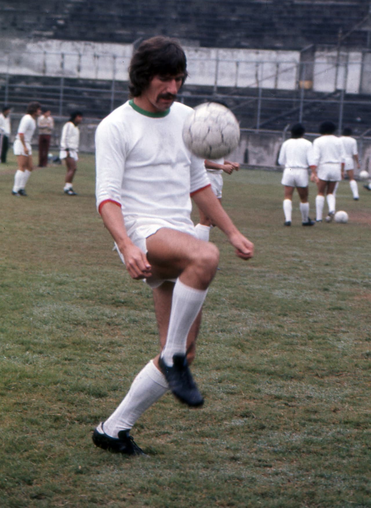 <b>9. Alfredo Jiménez –</b> También conocido como ‘El Alacrán’, fue goleador tanto en los Tigres como en el Monterrey, entre ambos clubes anotó 108 goles, pero brilló mas en Monterrey ya que consiguió 59 de las 108 anotaciones.