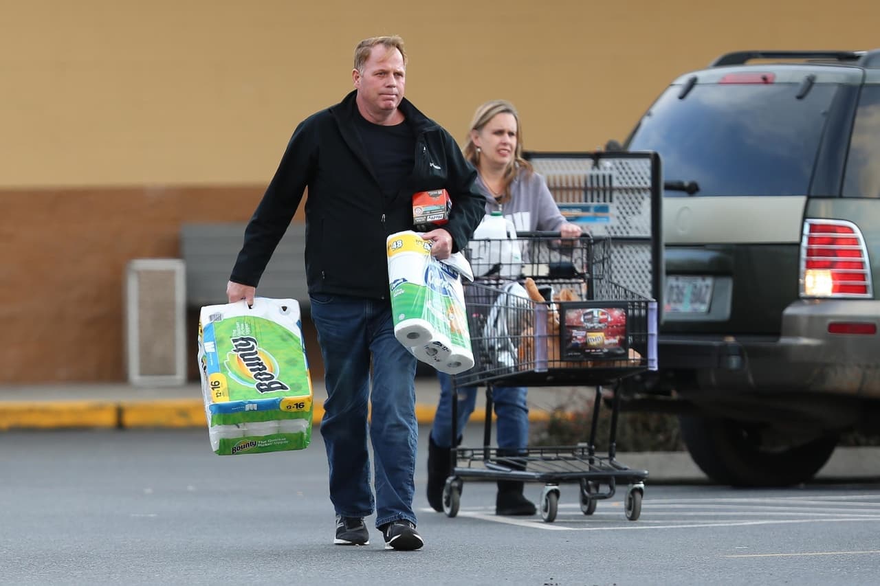 Thomas Markle Jr. fue acusado de no pagar tres meses de alquiler de un bungaló en Grant Pass, Oregon, donde vive con su novia Darlene Blount.