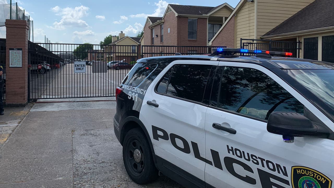 <b><a href="https://www.univision.com/local/houston-kxln/investigan-posible-caso-de-trafico-humano-en-el-suroeste-de-houston-video">Hallan a 19 individuos</a></b>, incluyendo un menor no acompañado, dentro de un apartamento ubicado al oeste de Houston en un posible caso de tráfico de personas, informó 
<b><a href="https://twitter.com/houstonpolice/status/1420476212867223555" target="_blank">HPD. </a></b>
<br>