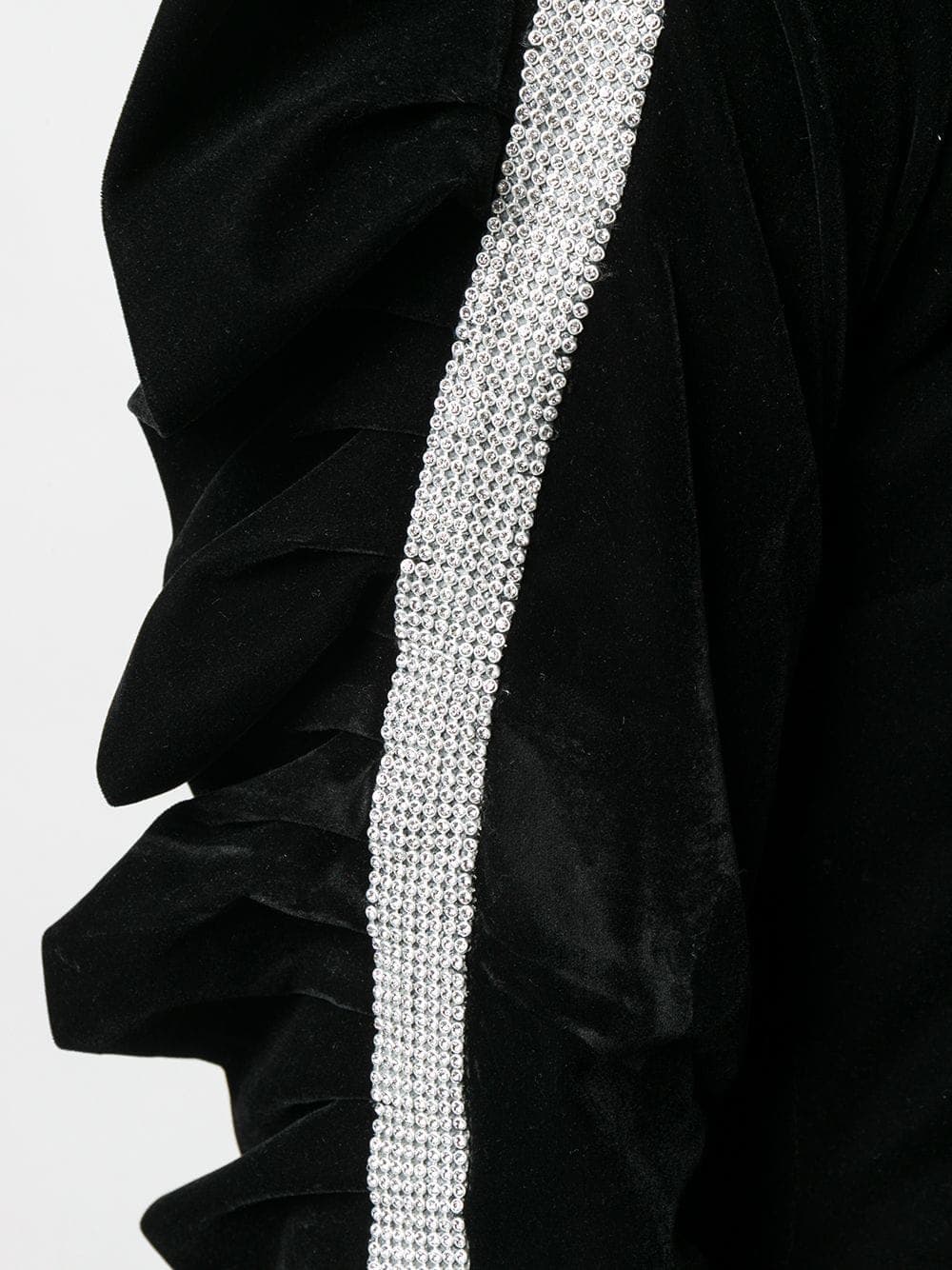 El detalle lateral del vestido le da mayor simetría a este modelo.