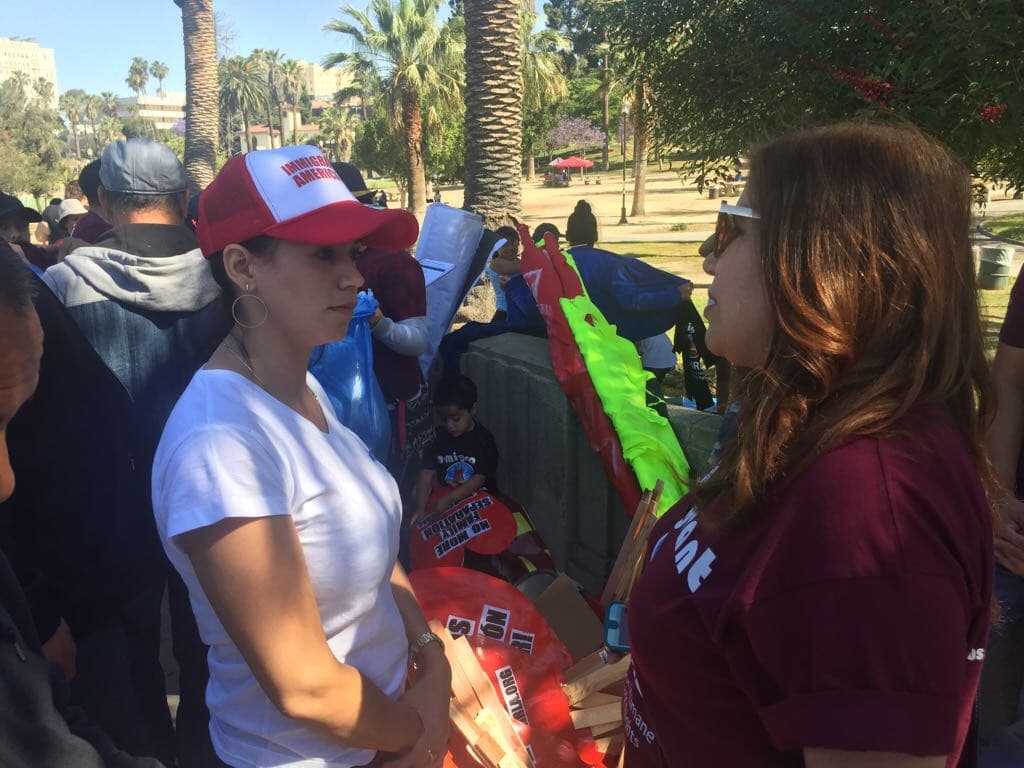 Carla Medrano compartiendo con los trabajadores y comunidad inmigrante en la ciudad de Los Ángeles.