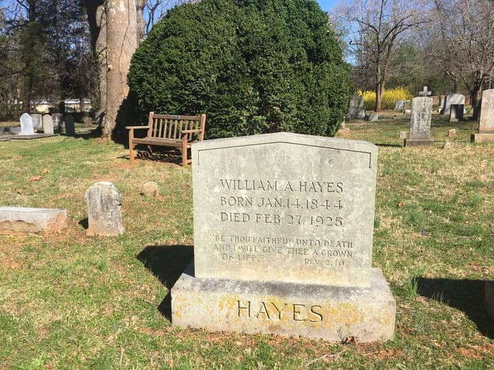 La familia Hayes todavía ronda la casa hasta el día de hoy, según la leyenda, incluida una aparición que se dice que aparece como "un gran gato atigrado con cabeza de hombre".