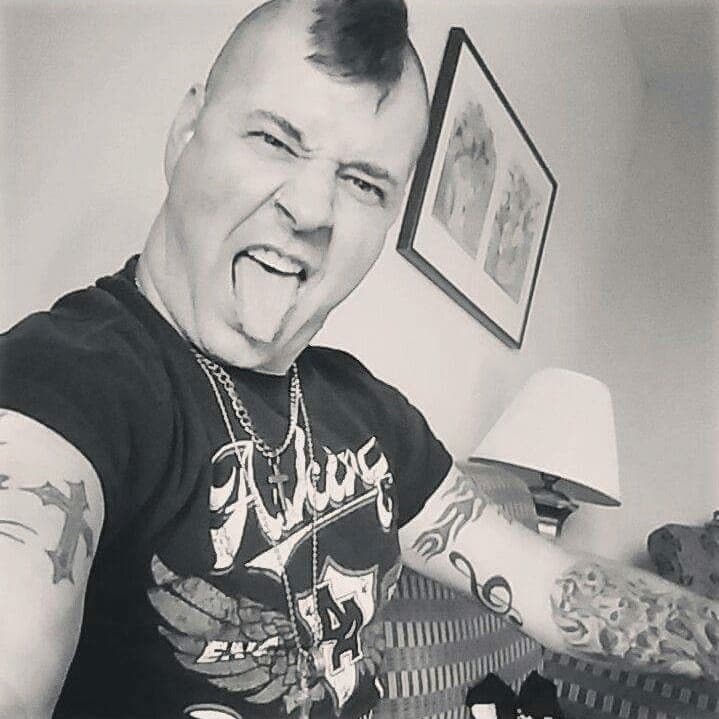 Nuevo ataque de odio: un cantante se ofrece de "voluntario" para "disparar" a los migrantes y sus hijos en la frontera