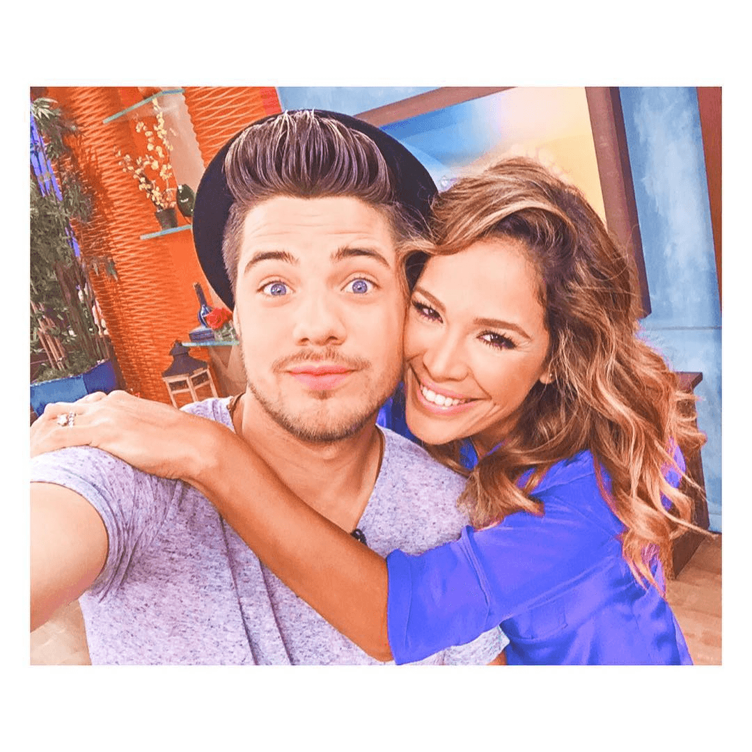 "Pic from this morning with @karlamartineztv" , comparte Willy.