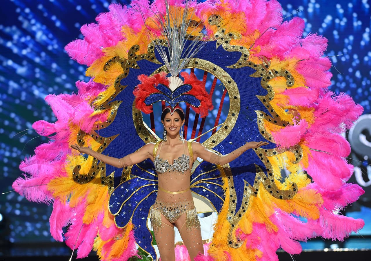 <b>Miss Islas Vírgenes (EEUU)</b>
<br>El emplumado y colorido atuendo representa, de acuerdo a la propia Carolyn Carter que lo porta, la fecha en la que las Islas Vírgenes se conviriteron en parte del territorio de Estados Unidos.
<br>