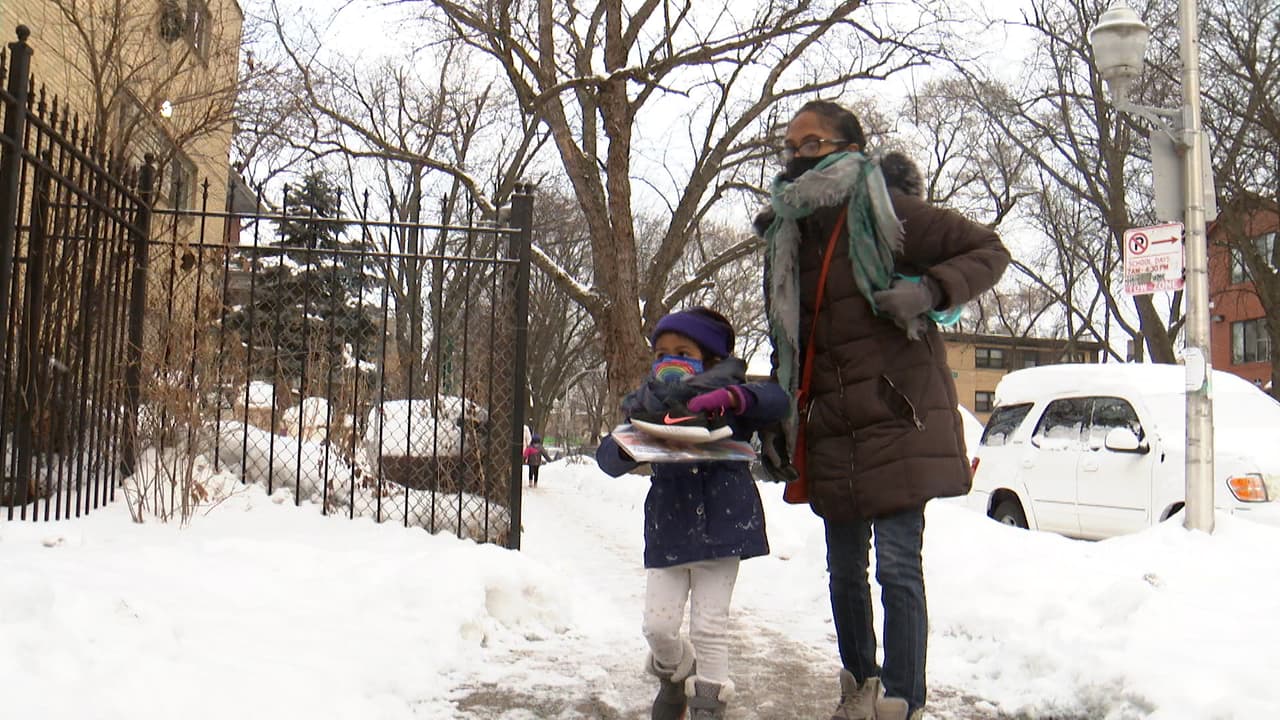 CPS volverá a la educación virtual si la positividad aumenta durante siete días consecutivos o supera el 15%. Si tiene preguntas sobre los protocolos en las aulas pueden llamar al: 773-553-KIDS
