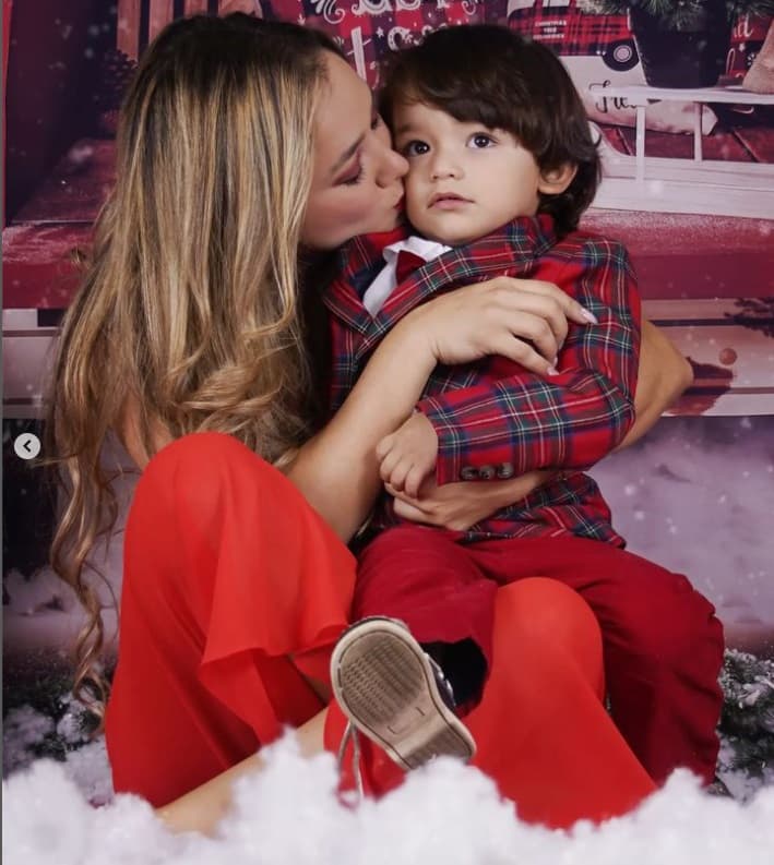 Sherlyn mostró paulatinamente las divertidas y emotivas fotos con su hijo. El 25 dociembre se puede observar esta en la que le da un beso a André.