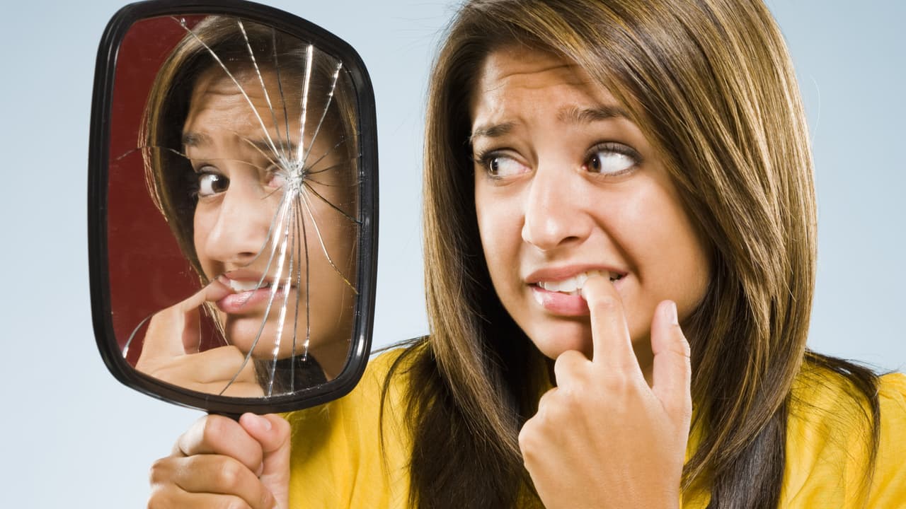 El tan conocido, si rompes un espejo, significa que tendrás siete años de mala suerte.