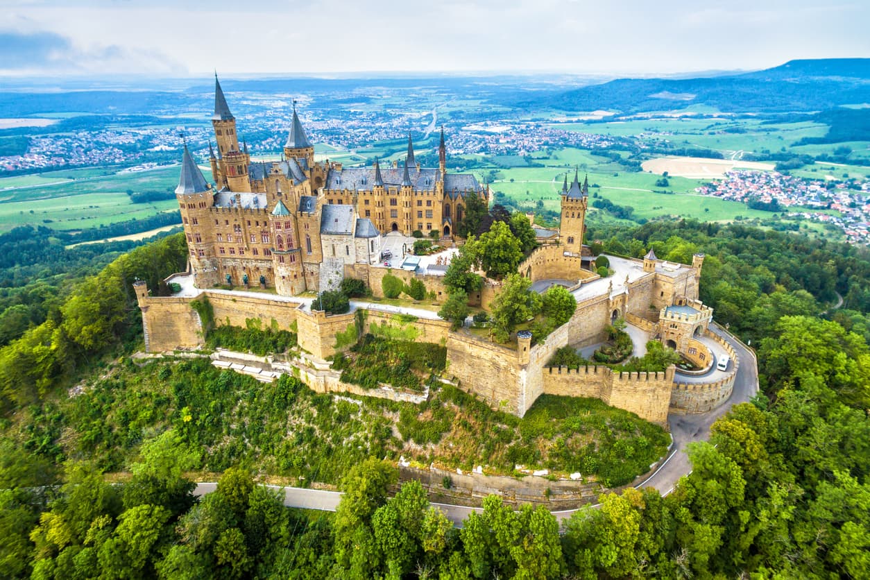 <b>Hohenzollern, Alemania. </b>El castillo era el 
<a href="https://www.burg-hohenzollern.com/castle-history.html" target="_blank">centro ancestral de la Casa de Hohenzollern</a>, una dinastía alemana de siglos. El castillo original comenzó a contruirse en el siglo XI, pero fue reconstruido en dos ocasiones. Los picos de las torres del edificio sobresalen y es visible a lo lejos, entre las ondulaciones de la región de Suabia. 
<br>
<br> 
<br>