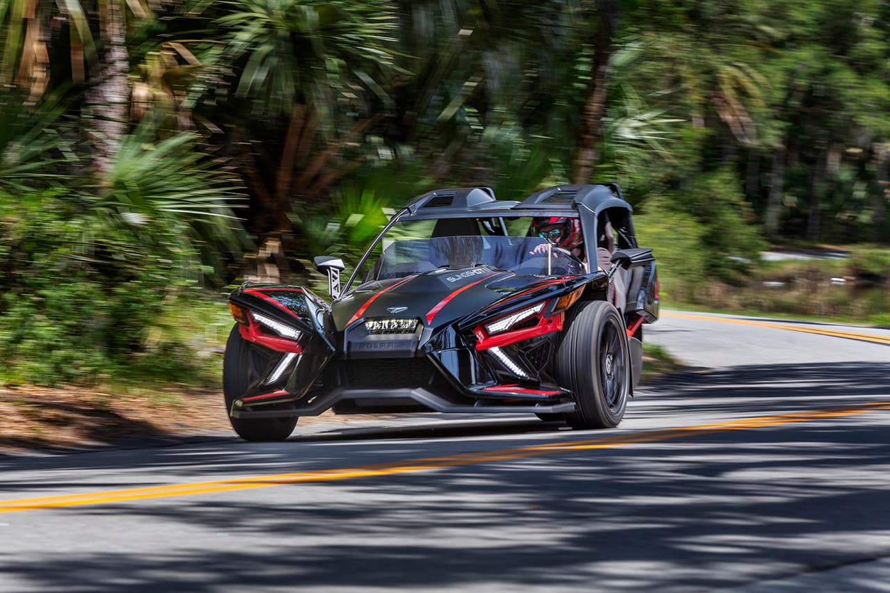 El vehículo es capaz de acelerar hasta las 60 millas por hora en 4.9 segundos y alcanzar una velocidad máxima de 125 mph (+200km/h).