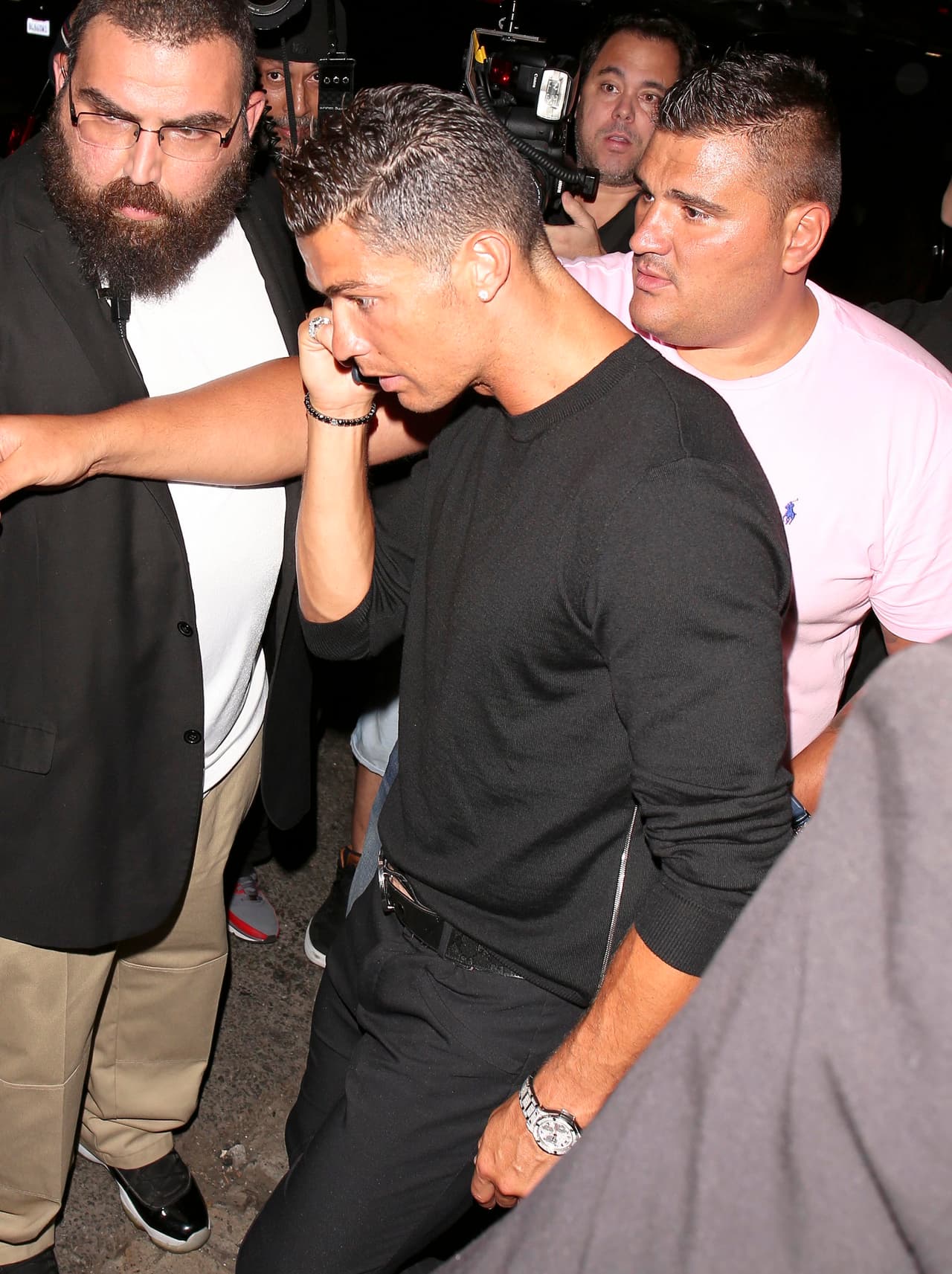 Cristiano hizo todo lo posible para evitar a medio mundo y corrió a su auto.