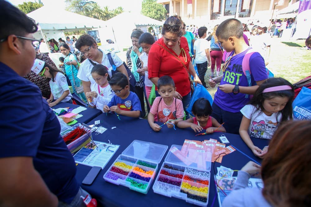 Como todos los años, Univision realizó su ya tradicional Feria de la Educación, el 15 de octubre de 2016, por primera vez en los terrenos de CalState Northridge. Decenas de miles de padres e hijos asistieron al mayor evento educativo de la comunidad hispana estadounidense.