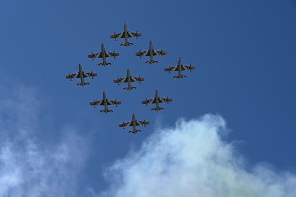 Los aviones zumbaron por los cielos azules de Roma. Todas las festividades fueron canceladas en Italia debido al coronavirus que oficialmente se ha cobrado más de 26,000 vidas en el país.
<br>