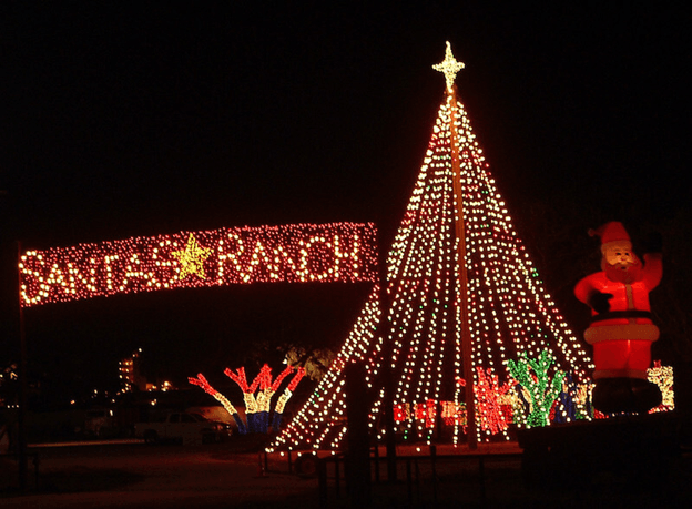 <b><i>Santa’s Ranch</i> </b>
<br>
<br>El Rancho de Santa, ubicado entre San Marcos y New Braunfels, está decorado con luces festivas y exhibiciones animadas. El lugar funciona por autoservicio, pero también tienen áreas para bajarse y tomarse fotos.