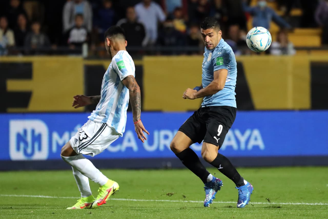 Con la ayuda de Paulo Dybala, Ángel Di María anota el único tanto del encuentro y le da la victoria 0-1 a Argentina sobre Uruguay.
