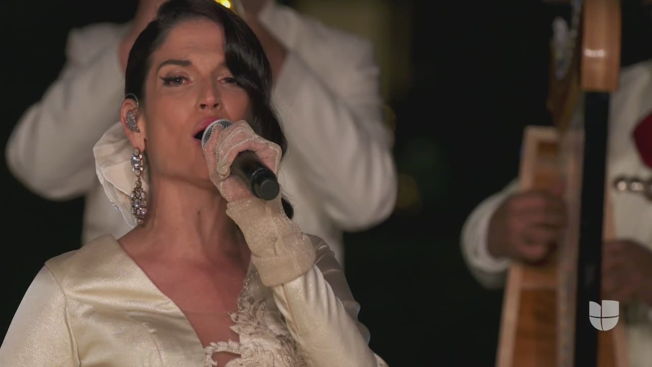 Acompañada de mariachi, hizo su tercera aparición Natalia Jiménez para cantar 'Blanca Navidad'.