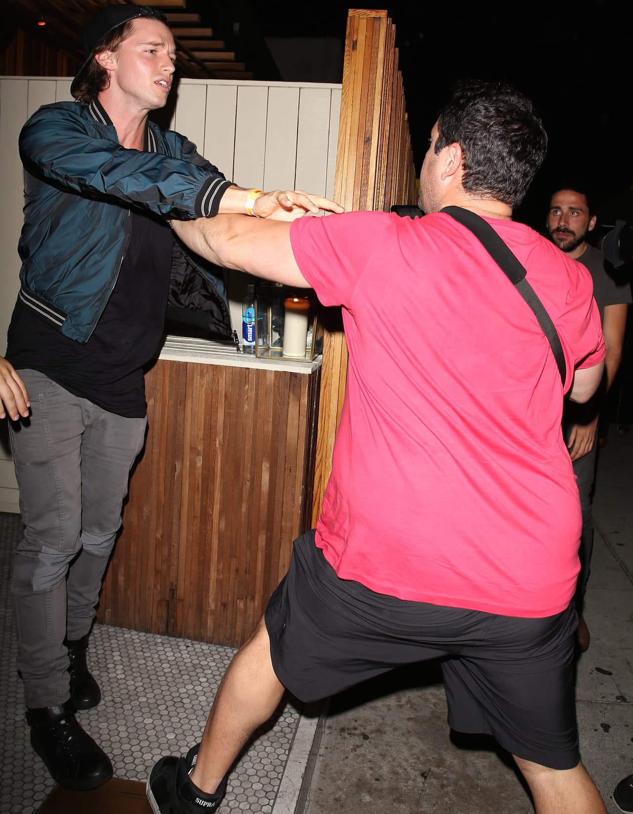 Patrick perdió la calma y se le fue encima.