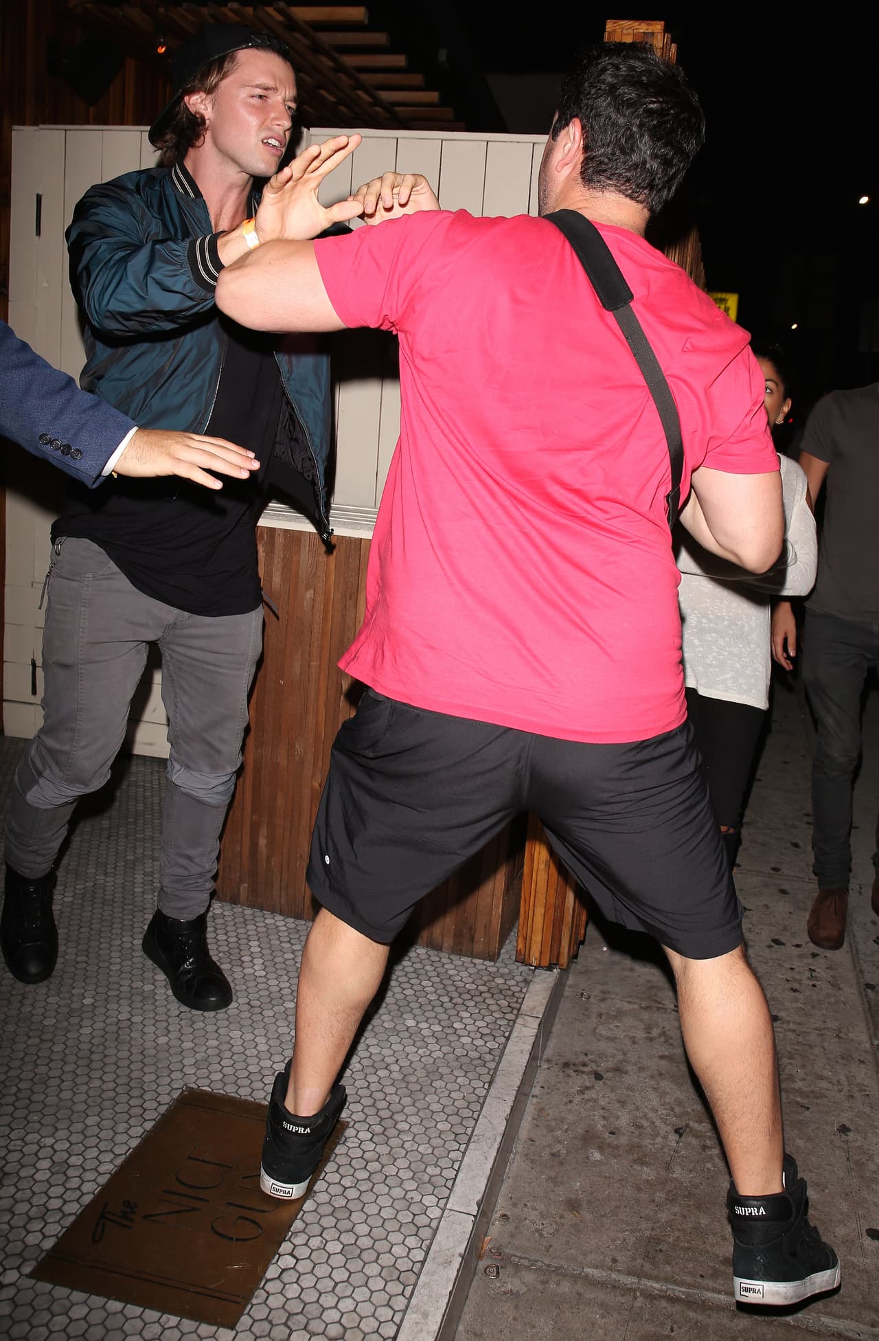 El hijo de Arnold Schwarzenegger se enojó muchísimo por la presencia de los paparazzi.