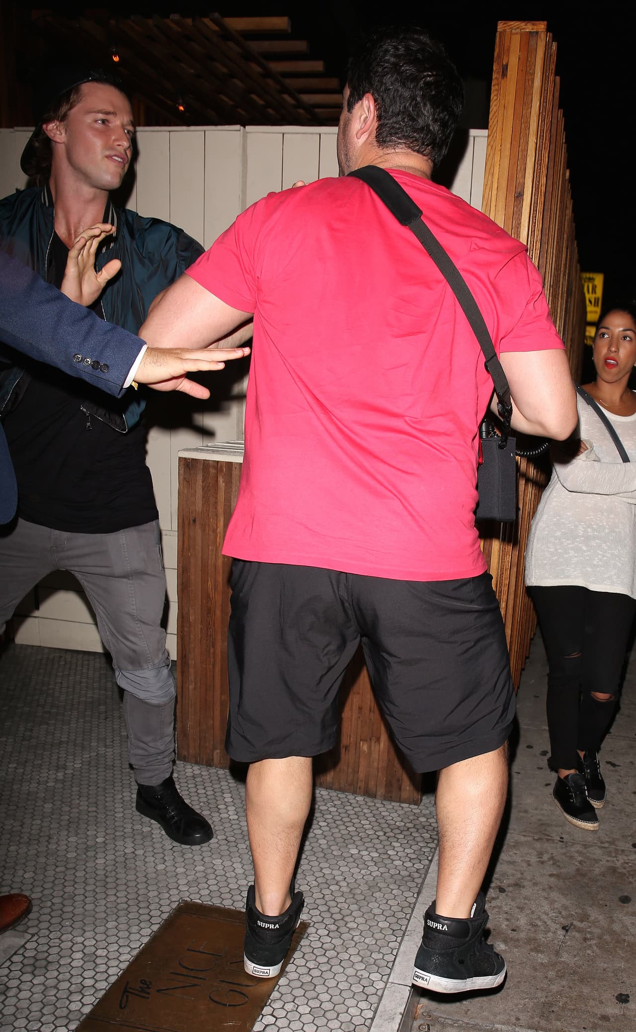 Sobre todo con este paparazzi que insistía en retratarlo.