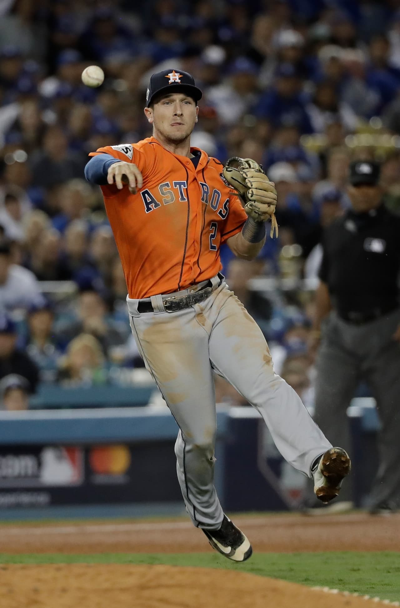 Alex Bregman de los Astros arroja la bola a Logan Forsythe durante la cuarta baja.