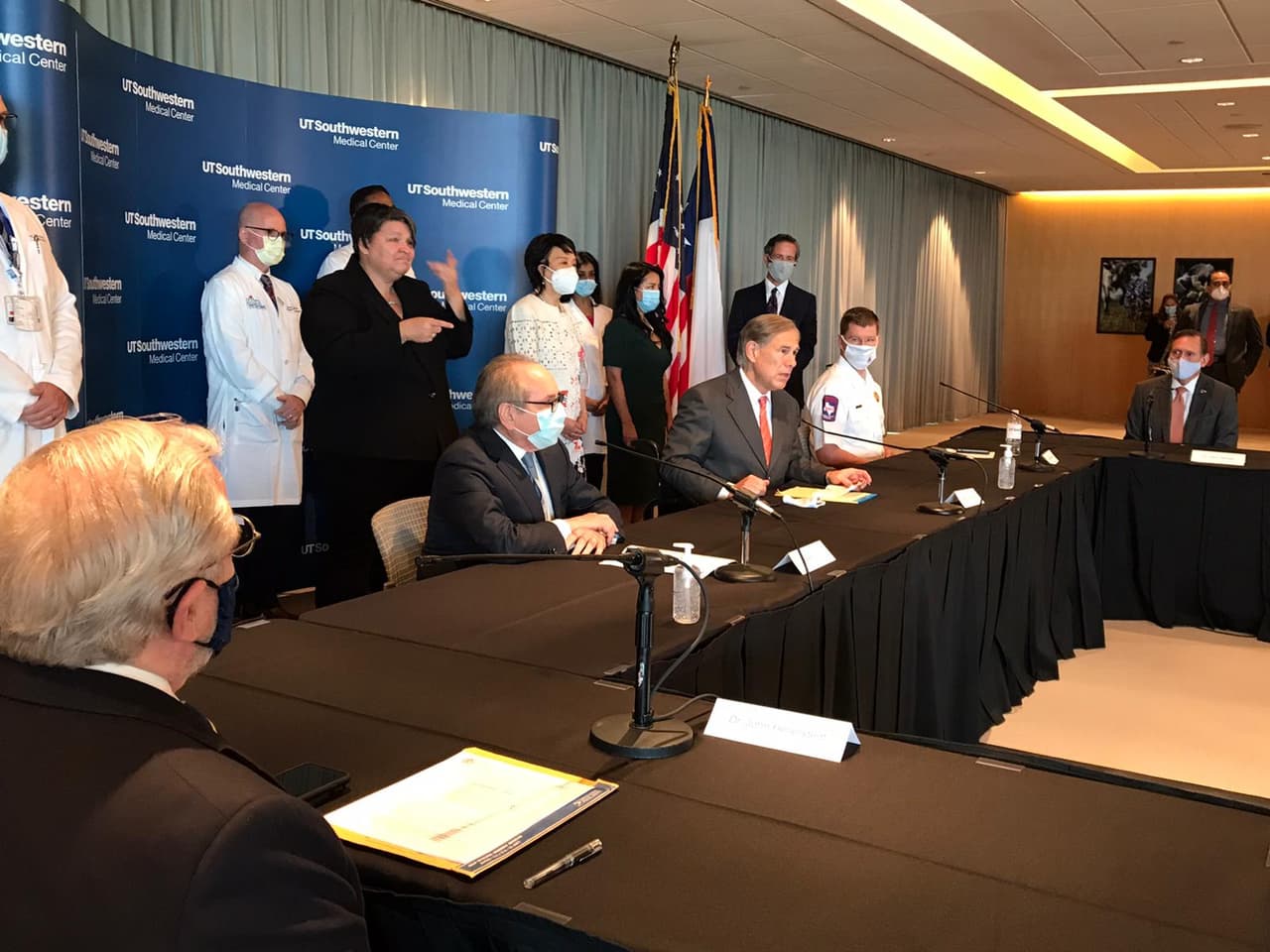 Explicó el Gobernador que, si la temporada de gripe es tan fuerte como otros años, pudiéramos ver muchas hospitalizaciones que junto a las del coronavirus podrían colapsar los hospitales, por ello hacen un llamado a todos a vacunarse cuanto antes.
<br>