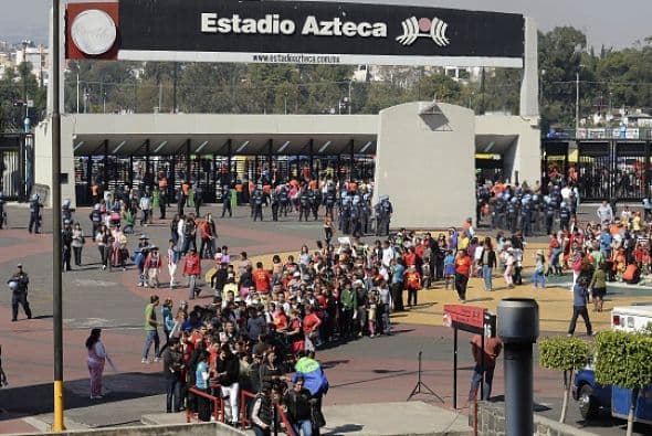 Filas y filas para poder entrar al Estadio Azteca.  