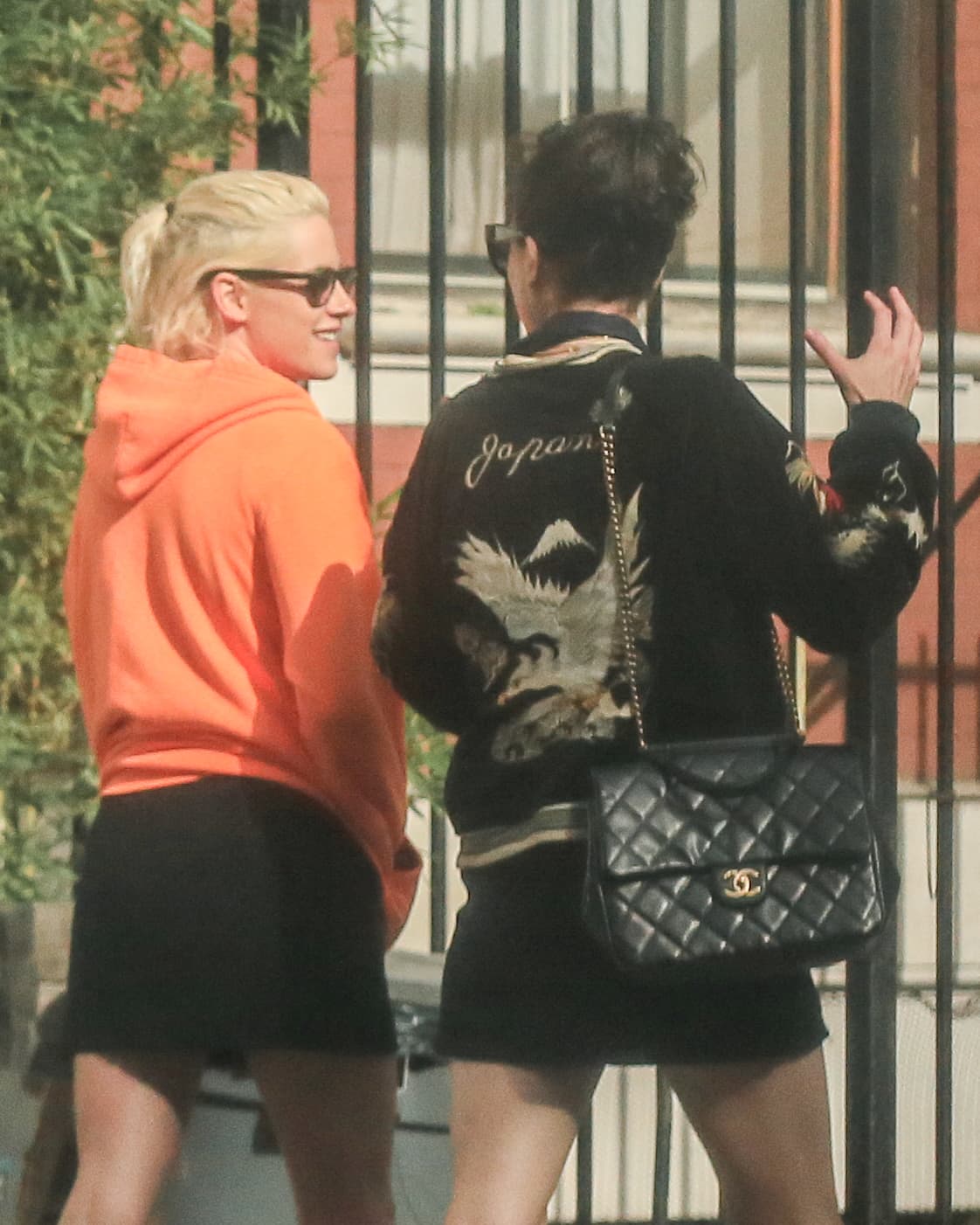 Las dos chicas conversando felizmente.