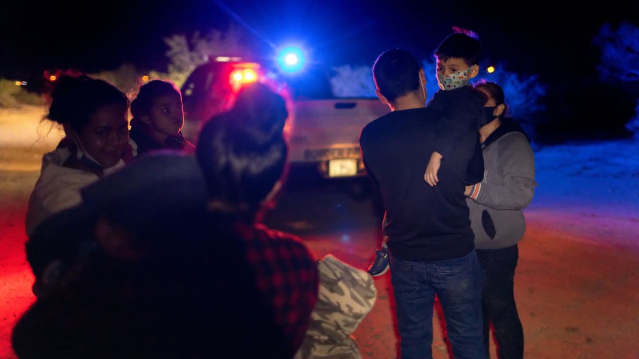 A pesar de la vigilancia de helicópteros y la instalación de campamentos por parte de la Guardia Nacional de EEUU en la zona fronteriza de Roma, Texas, decenas de inmigrantes siguen cruzando a diario en balsas el Río Bravo. Una vez en suelo estadounidense, los militares guían a los indocumentados hasta el puesto de control de la Patrulla Fronteriza para que sean procesados.