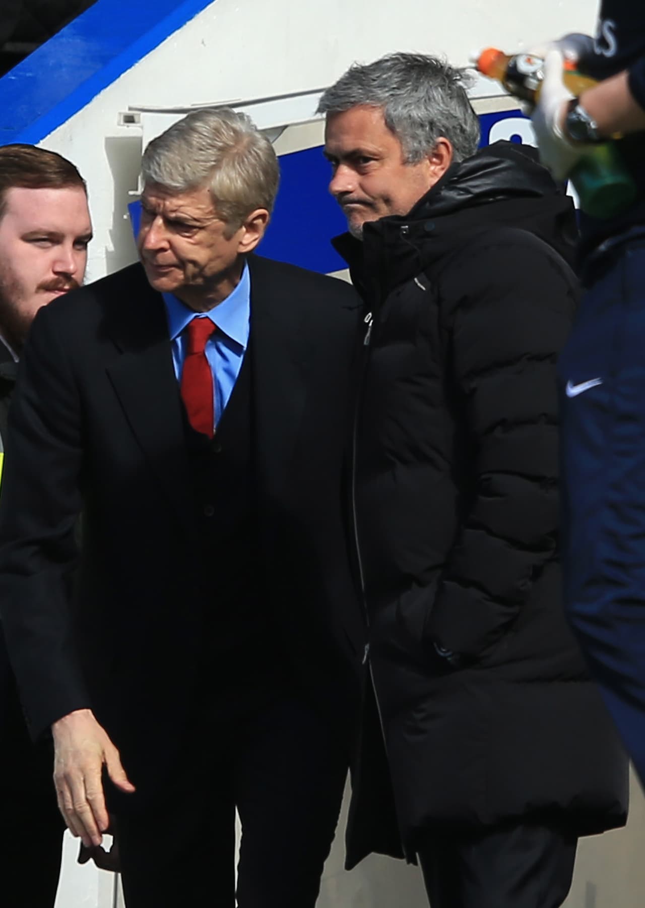 El estratega portugués lanzó al público su medalla de subcampeón, instantes después de que tanto él como Wenger eludieran saludarse cuando Mourinho felicitó uno a uno a los jugadores Gunners tras la premiación.