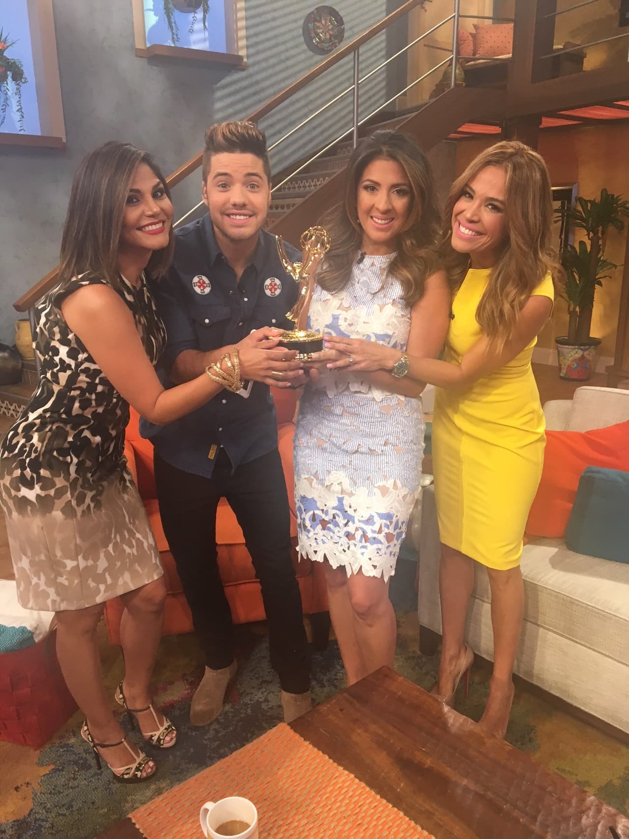 Todos en casitas queríamos sostener el luminoso trofeo.