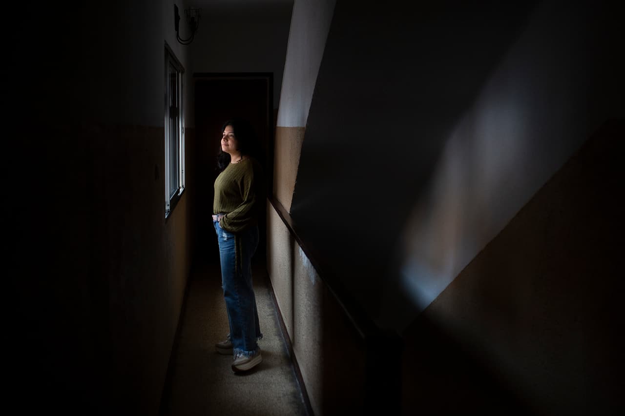 La hondureña Lourdes Mejía, 28 años, llegó a España con 19 años. No recibió asilo, pero logró conseguir papeles por arraigo y está a punto de recibir la nacionalidad. Sus hermanos y su madre llevan menos años en España y aún esperan la respuesta a su solicitud de refugio. La joven se anima a decir su nombre porque ya tiene a su familia con ella.