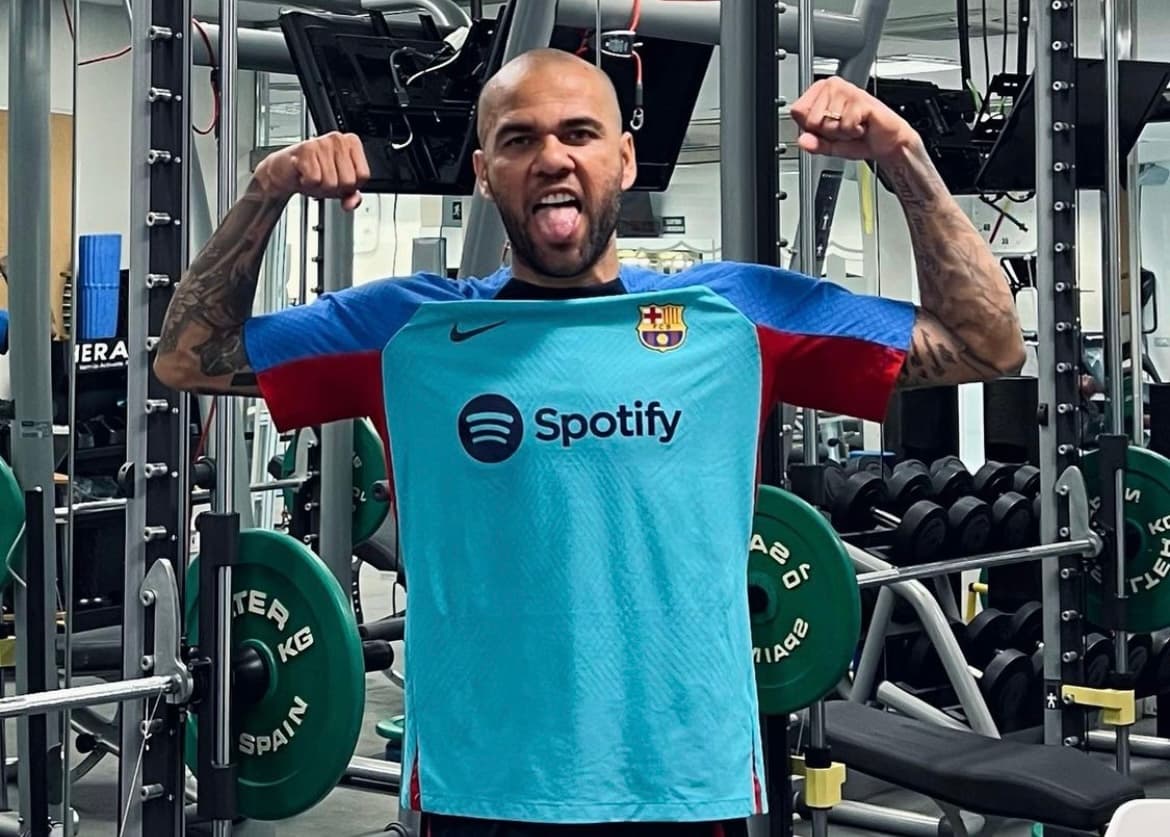 Dani Alves se olvida de Pumas y entrena en Barcelona para ir a Qatar 2022
