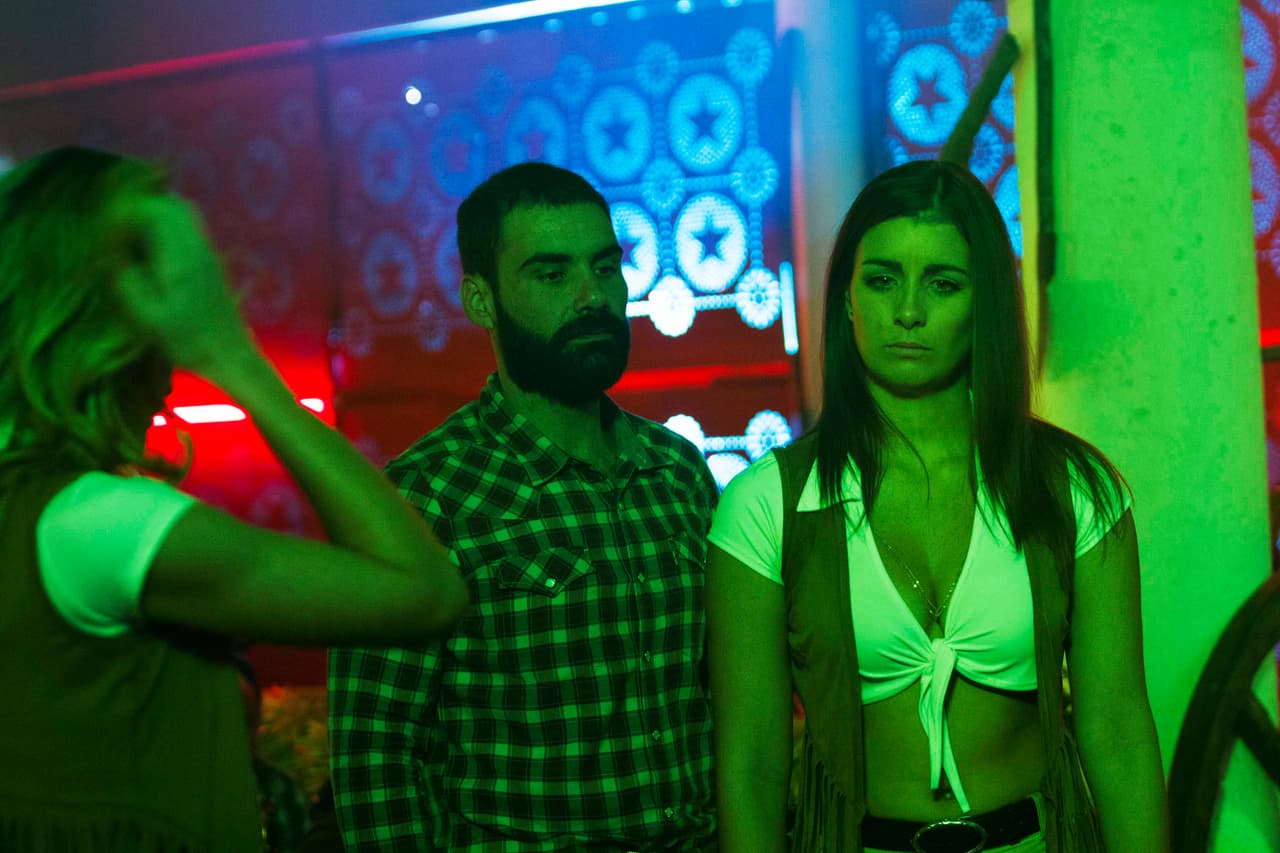 Pero la trifulca comenzó cuando uno de los hombres quiso aprovecharse de Amanda.